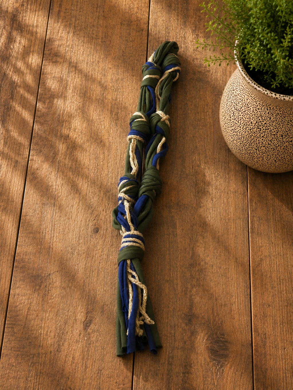 Collana artigianale in tessuto e corda