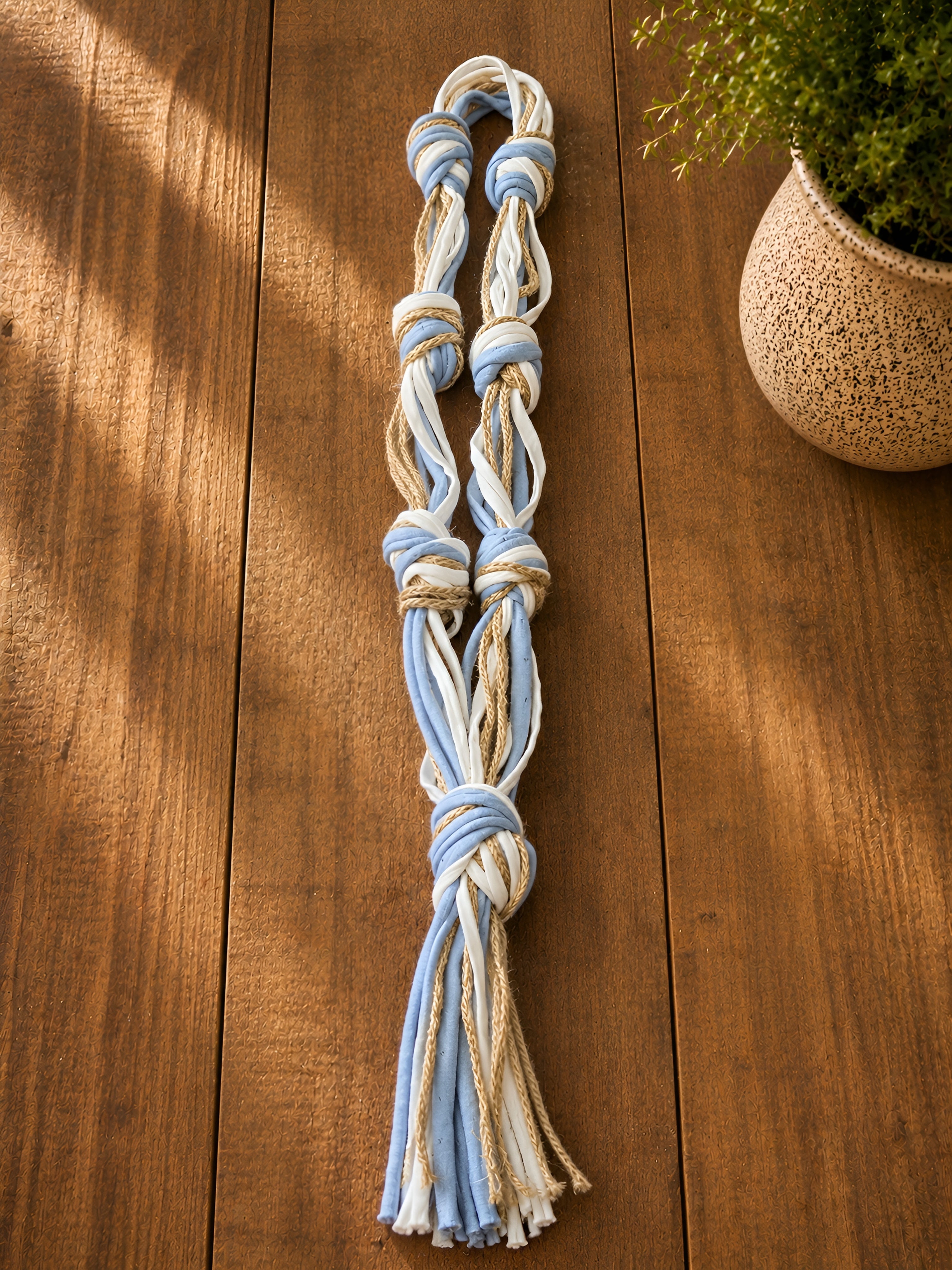 Collana artigianale in tessuto e corda