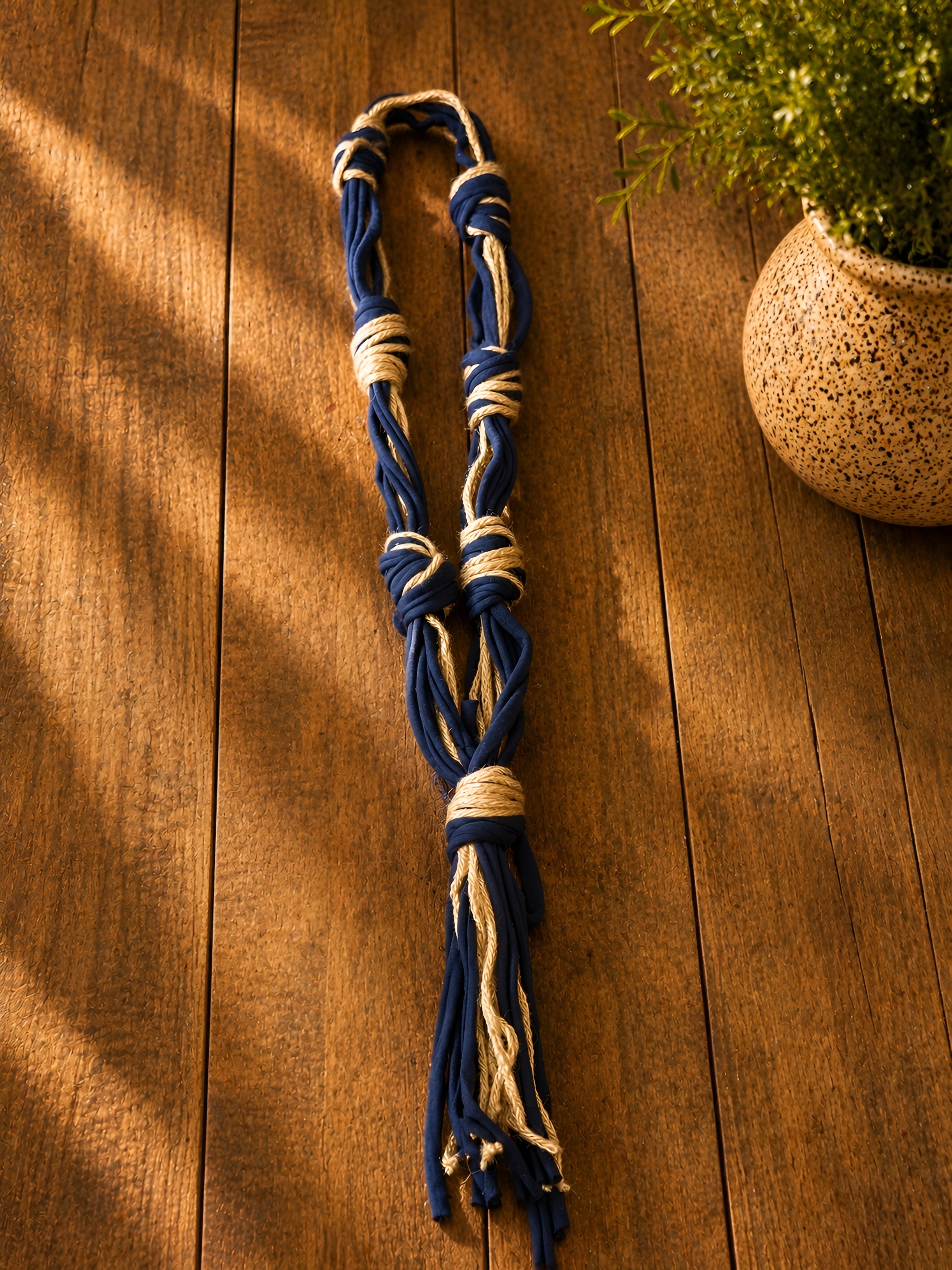 Collana artigianale in tessuto e corda