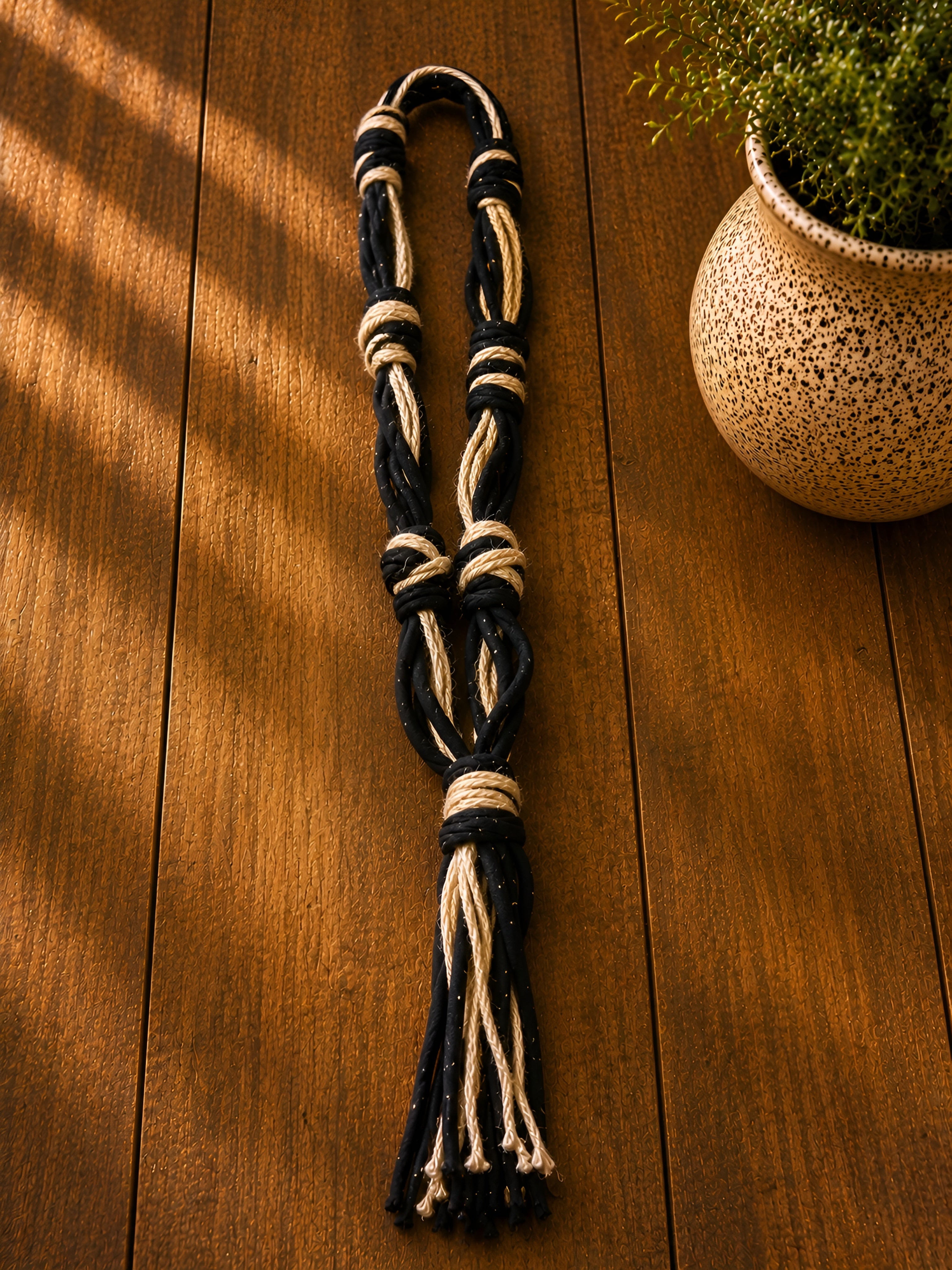 Collana artigianale in tessuto e corda